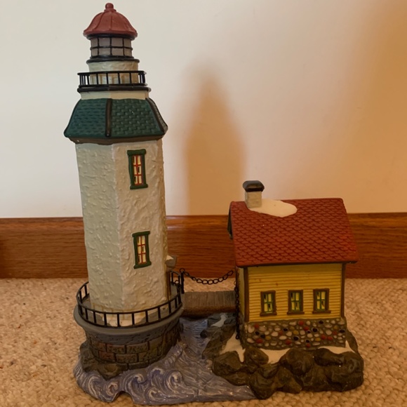 Santa’s Workbench Collection 2001 Knightsbridge Lighthouse - Picture 3 of 5